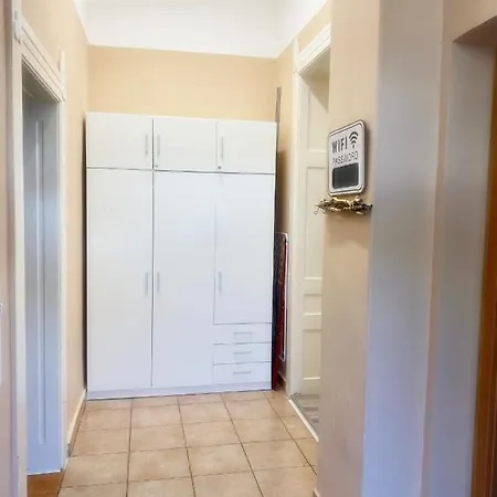 Pihi-lak Apartman Apartment