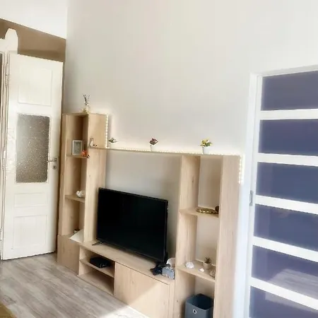 Pihi-lak Apartman Apartment *
